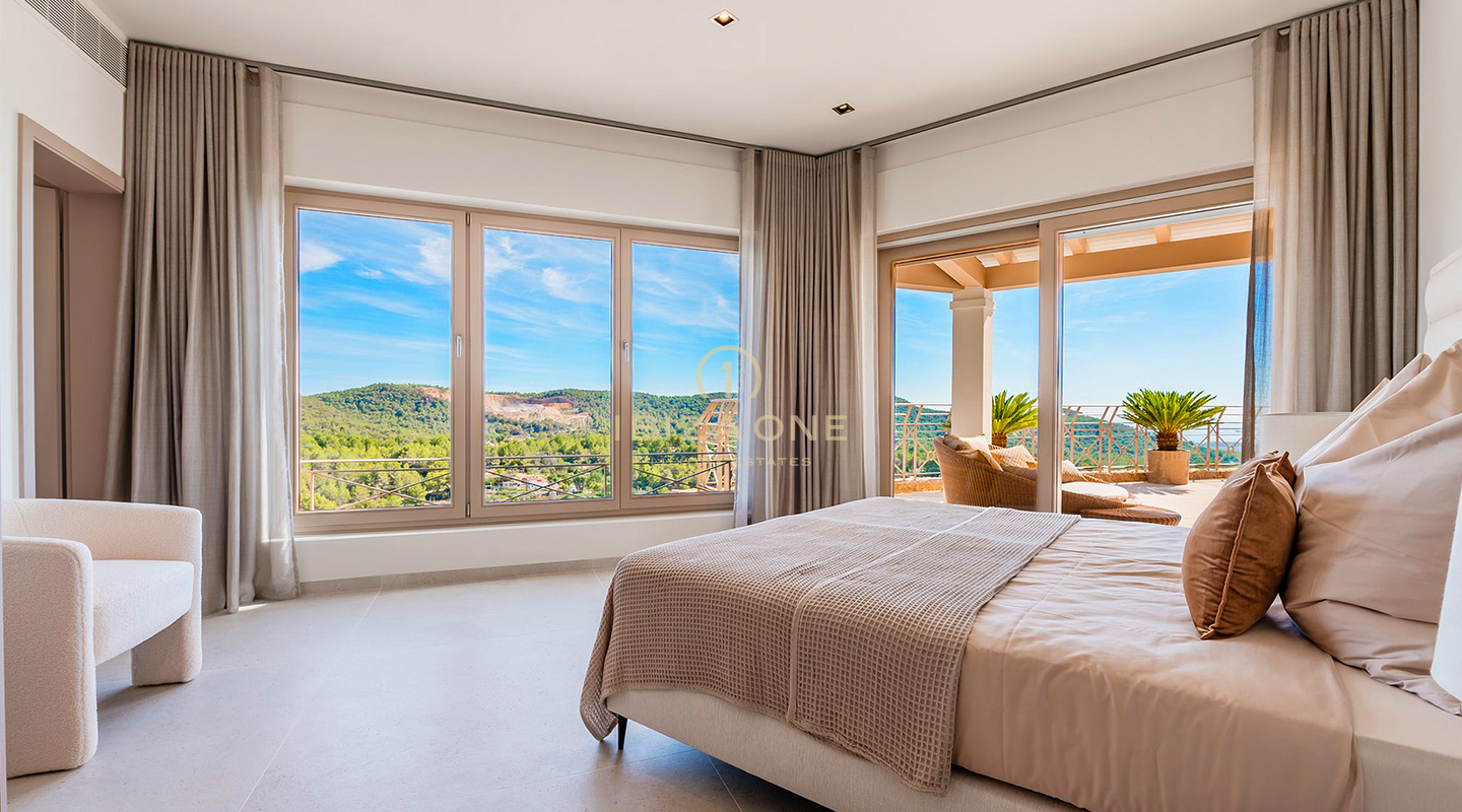 Superbe villa de luxe à Ibiza avec de vastes terrasses, vue sur la mer et accès aux courts de tennis à vendre, Ibiza