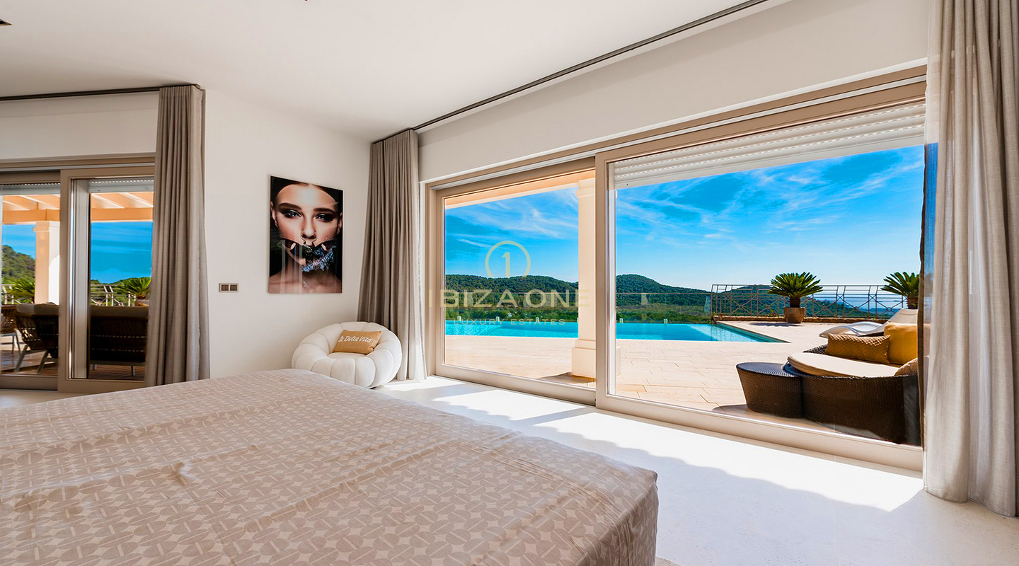 Atemberaubende Luxusvilla auf Ibiza mit weitläufigen Terrassen, Meerblick und Zugang zu Tennisplätzen zu verkaufen, Ibiza