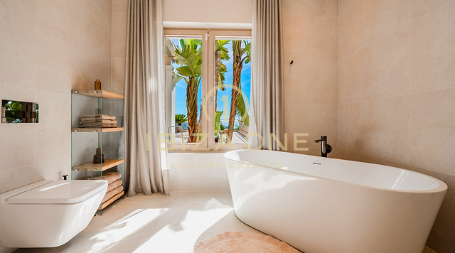 Splendida villa di lusso a Ibiza con ampie terrazze, vista sul mare e accesso ai campi da tennis in vendita, Ibiza
