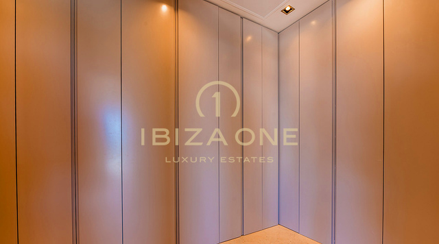Prachtige luxe villa op Ibiza met uitgestrekte terrassen, uitzicht op zee en toegang tot tennisbanen te koop, Ibiza