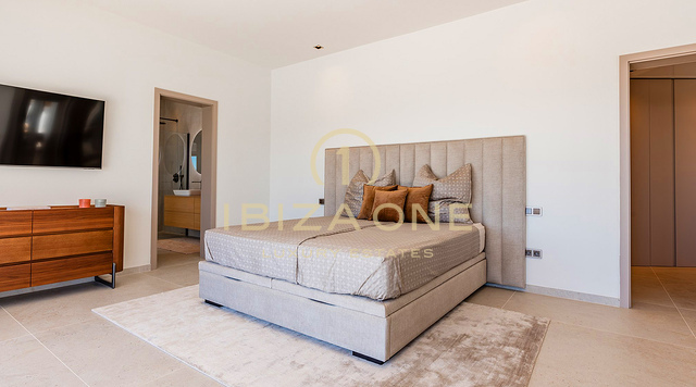 Prachtige luxe villa op Ibiza met uitgestrekte terrassen, uitzicht op zee en toegang tot tennisbanen te koop, Ibiza