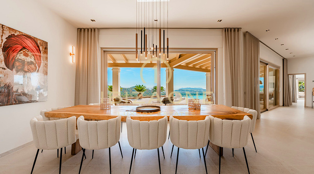 Prachtige luxe villa op Ibiza met uitgestrekte terrassen, uitzicht op zee en toegang tot tennisbanen te koop, Ibiza