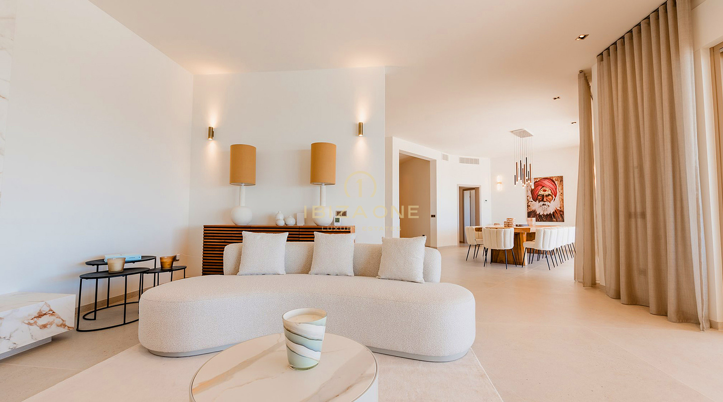 Prachtige luxe villa op Ibiza met uitgestrekte terrassen, uitzicht op zee en toegang tot tennisbanen te koop, Ibiza