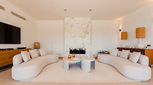 Prachtige luxe villa op Ibiza met uitgestrekte terrassen, uitzicht op zee en toegang tot tennisbanen te koop, Ibiza