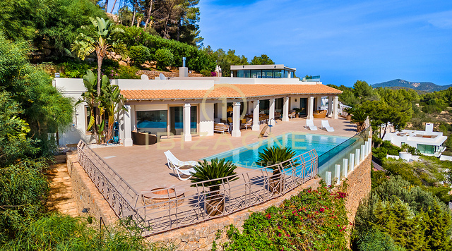 Splendida villa di lusso a Ibiza con ampie terrazze, vista sul mare e accesso ai campi da tennis in vendita, Ibiza