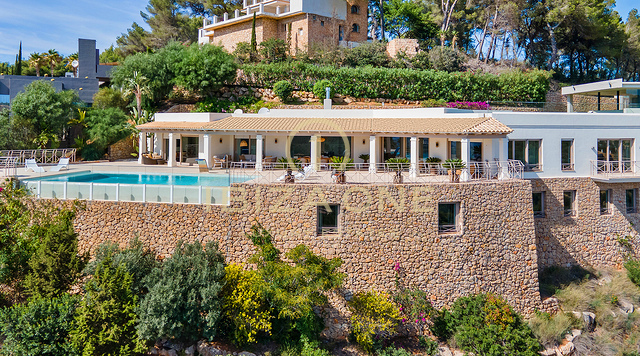 Prachtige luxe villa op Ibiza met uitgestrekte terrassen, uitzicht op zee en toegang tot tennisbanen te koop, Ibiza