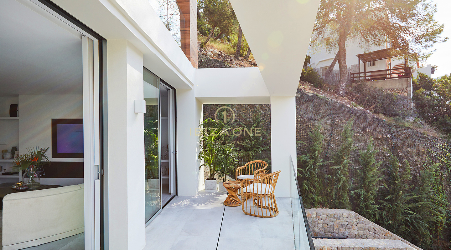 Luxury Oasis in Cala Llonga: Modern Luxury Villa with Sea Views, 3 Minutes from the Beach for Sale, Ibiza