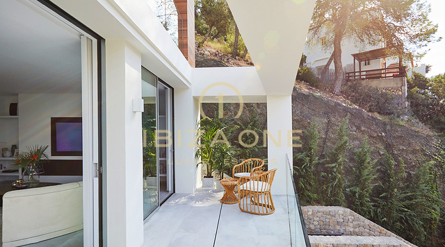 Oasis de luxe à Cala Llonga : Villa de luxe moderne avec vue sur la mer, à 3 minutes de la plage, à vendre, Ibiza
