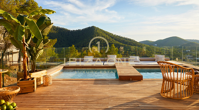 Oasis de lujo en Cala Llonga: Moderna villa de lujo con vistas al mar, a 3 minutos de la playa en venta, Ibiza