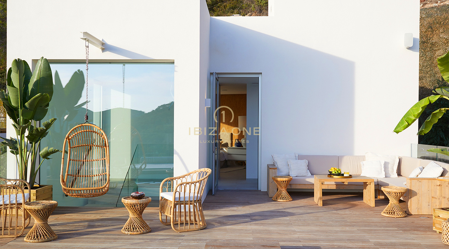 Luxe oase in Cala Llonga: moderne luxe villa met zeezicht, 3 minuten van het strand te koop, Ibiza