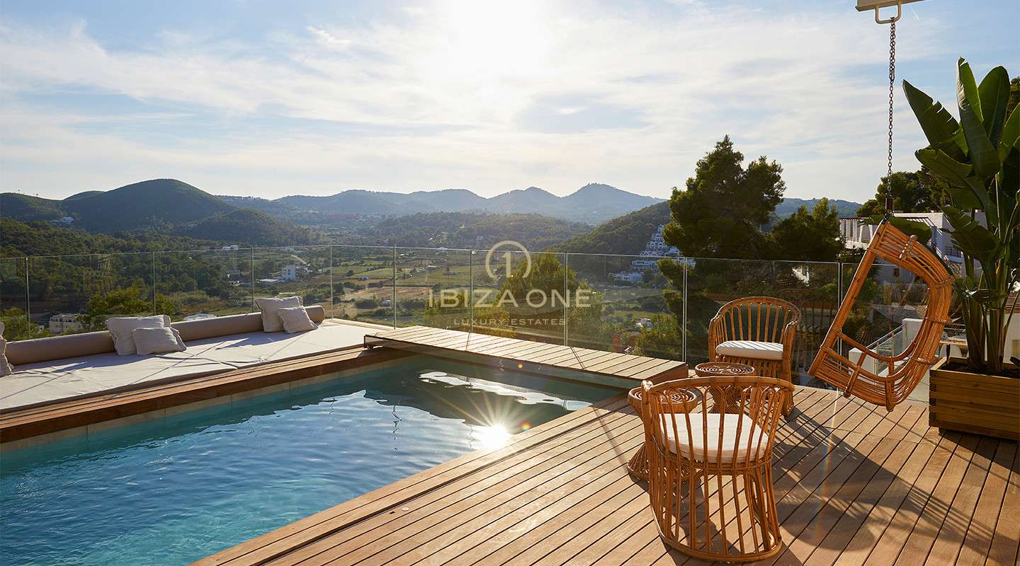 Luxe oase in Cala Llonga: moderne luxe villa met zeezicht, 3 minuten van het strand te koop, Ibiza