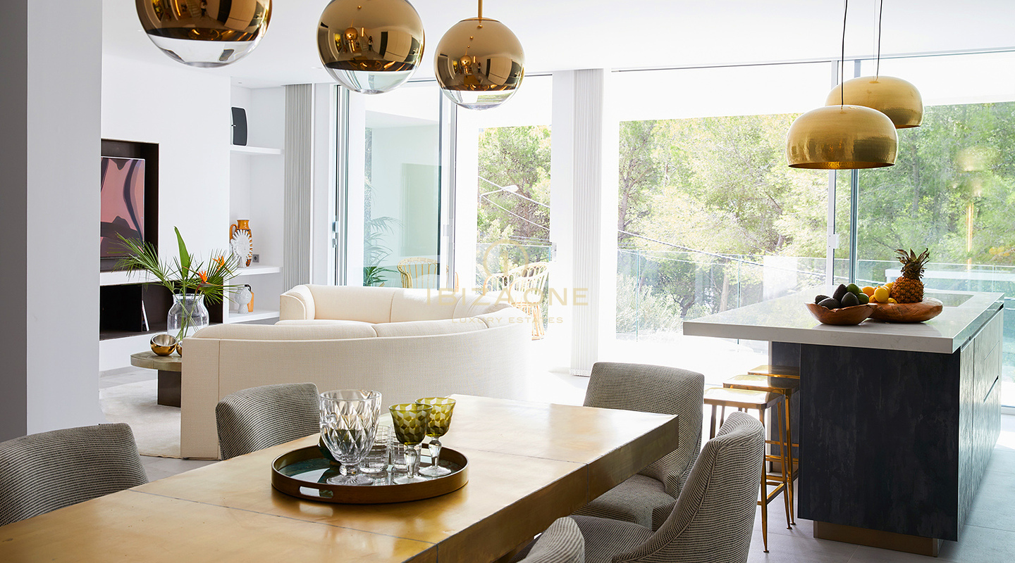 Oasis de luxe à Cala Llonga : Villa de luxe moderne avec vue sur la mer, à 3 minutes de la plage, à vendre, Ibiza