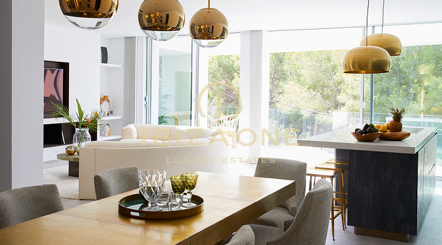 Luxe oase in Cala Llonga: moderne luxe villa met zeezicht, 3 minuten van het strand te koop, Ibiza
