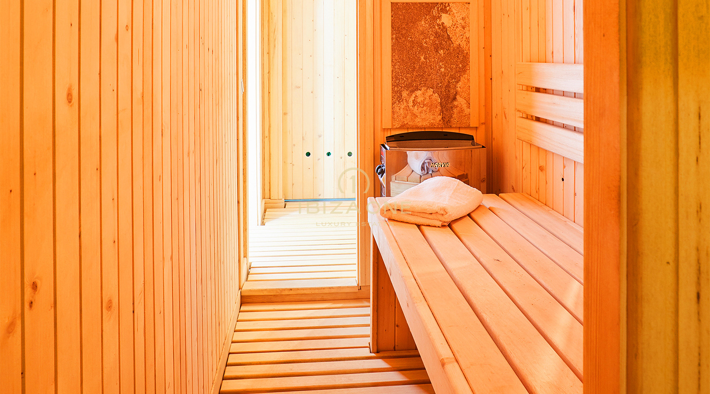 Luxe oase in Cala Llonga: moderne luxe villa met zeezicht, 3 minuten van het strand te koop, Ibiza