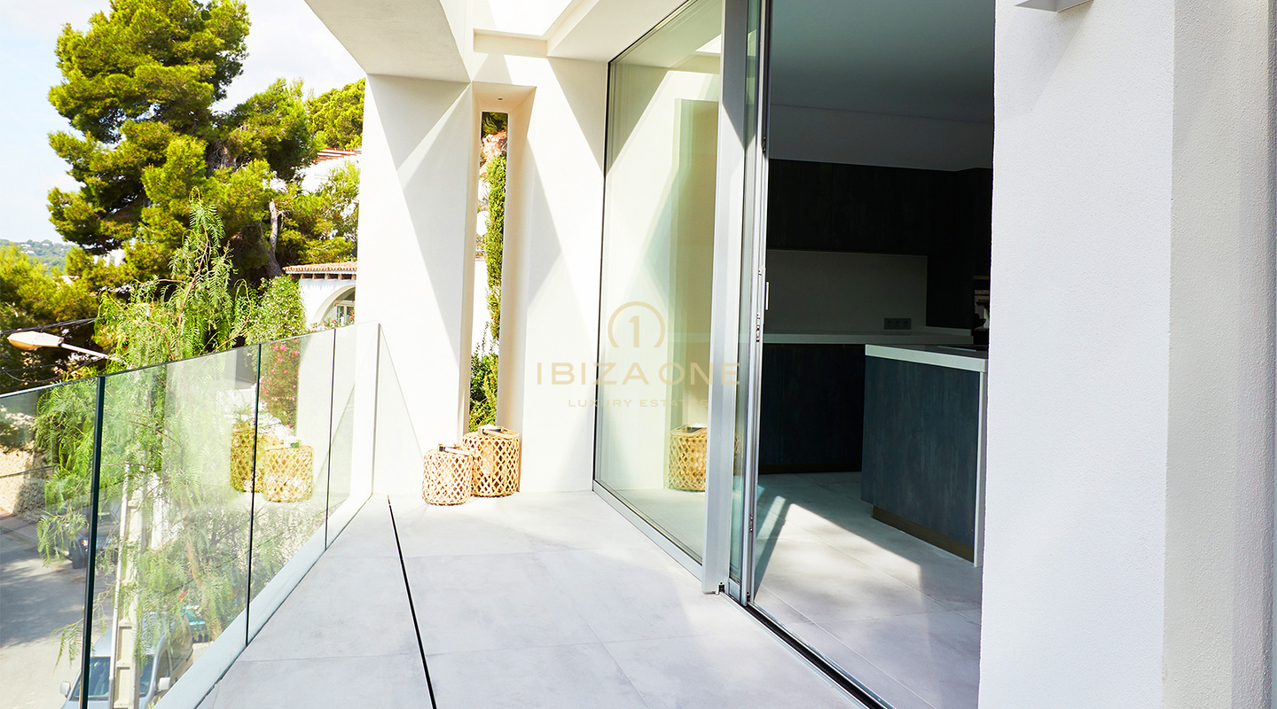 Oasis de lujo en Cala Llonga: Moderna villa de lujo con vistas al mar, a 3 minutos de la playa en venta, Ibiza