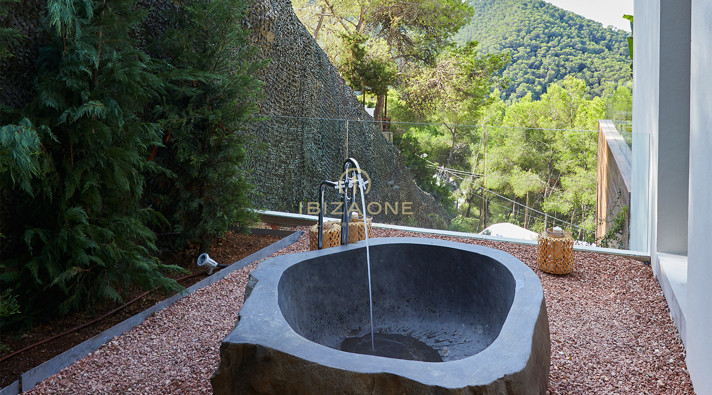 Luxury Oasis in Cala Llonga: Modern Luxury Villa with Sea Views, 3 Minutes from the Beach for Sale, Ibiza