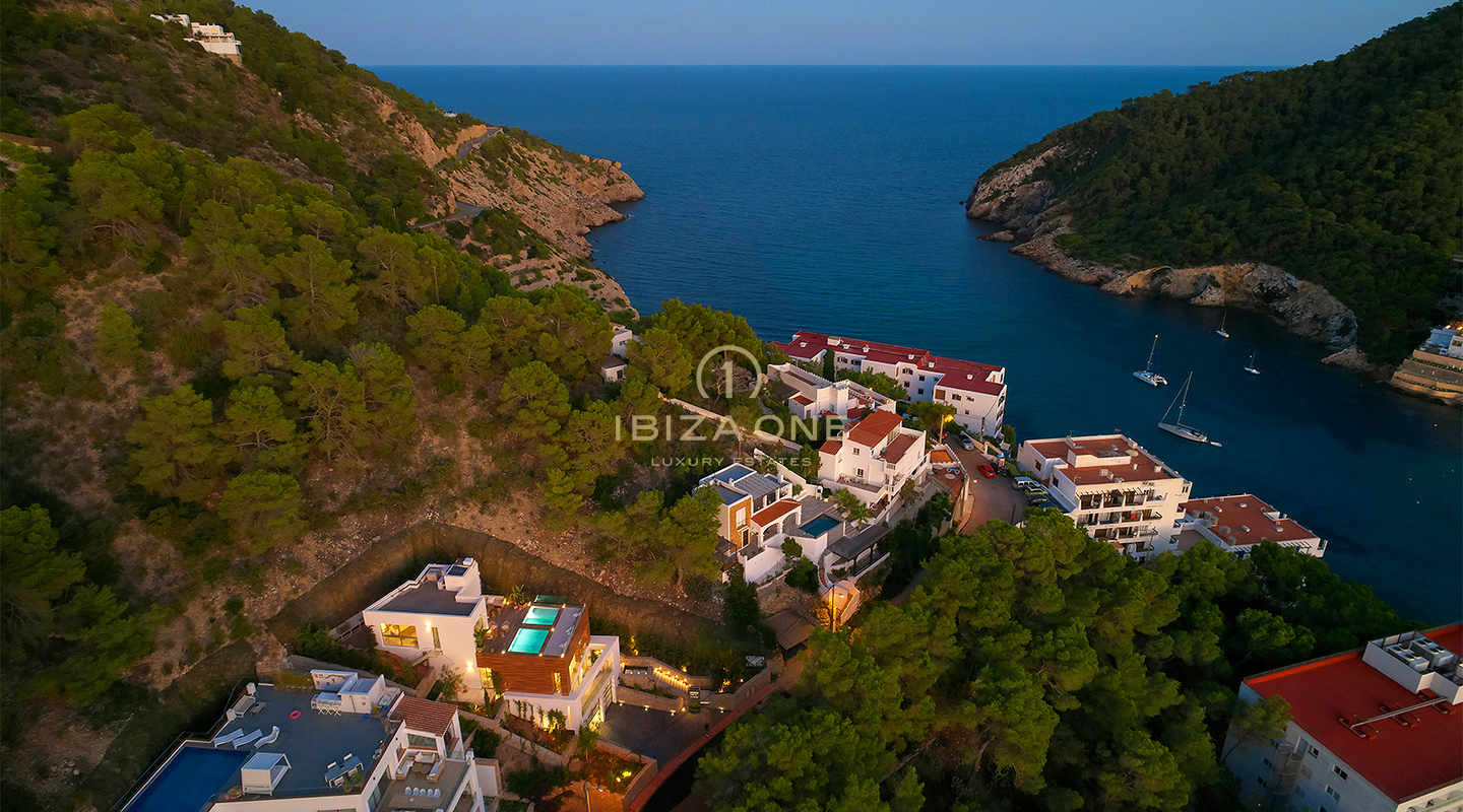 Luxe oase in Cala Llonga: moderne luxe villa met zeezicht, 3 minuten van het strand te koop, Ibiza