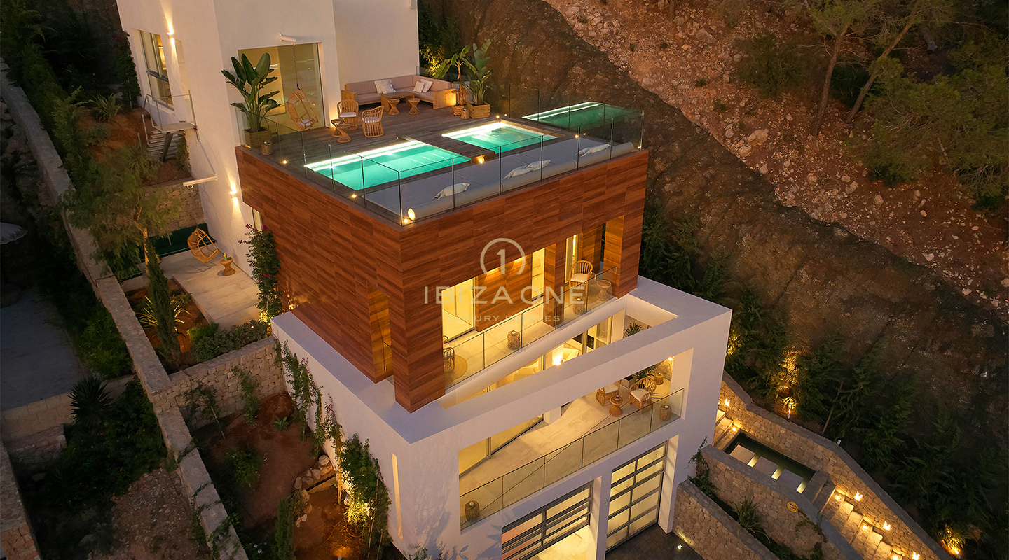 Oasi di lusso a Cala Llonga: moderna villa di lusso con vista sul mare, a 3 minuti dalla spiaggia in vendita, Ibiza