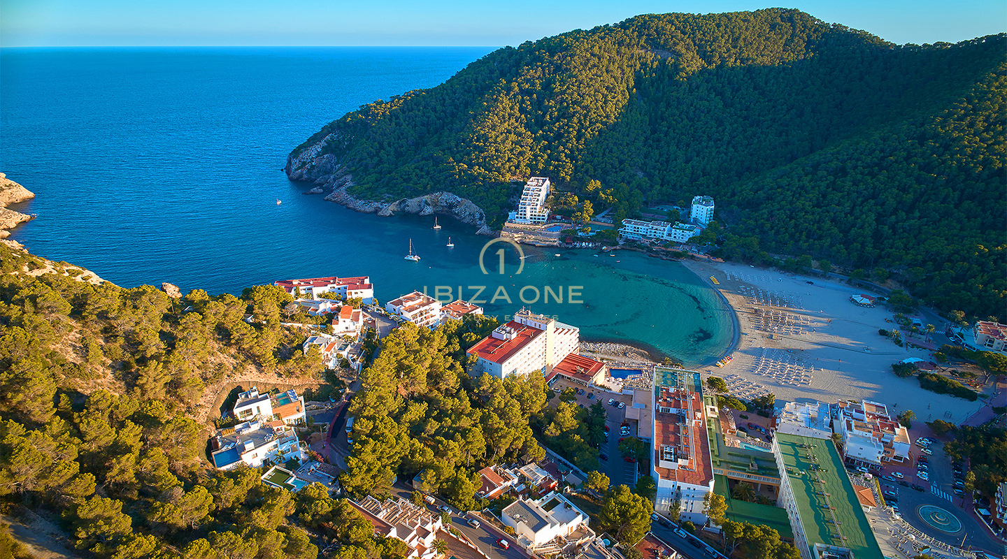Luxus-Oase in Cala Llonga: Moderne Luxusvilla mit Meerblick, 3 Minuten vom Strand entfernt zu verkaufen, Ibiza