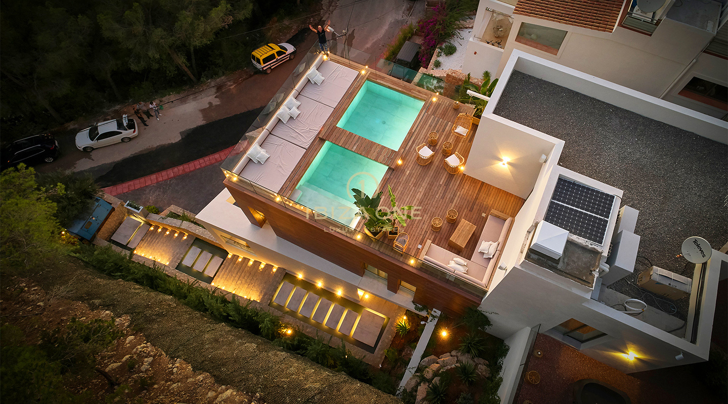 Oasi di lusso a Cala Llonga: moderna villa di lusso con vista sul mare, a 3 minuti dalla spiaggia in vendita, Ibiza