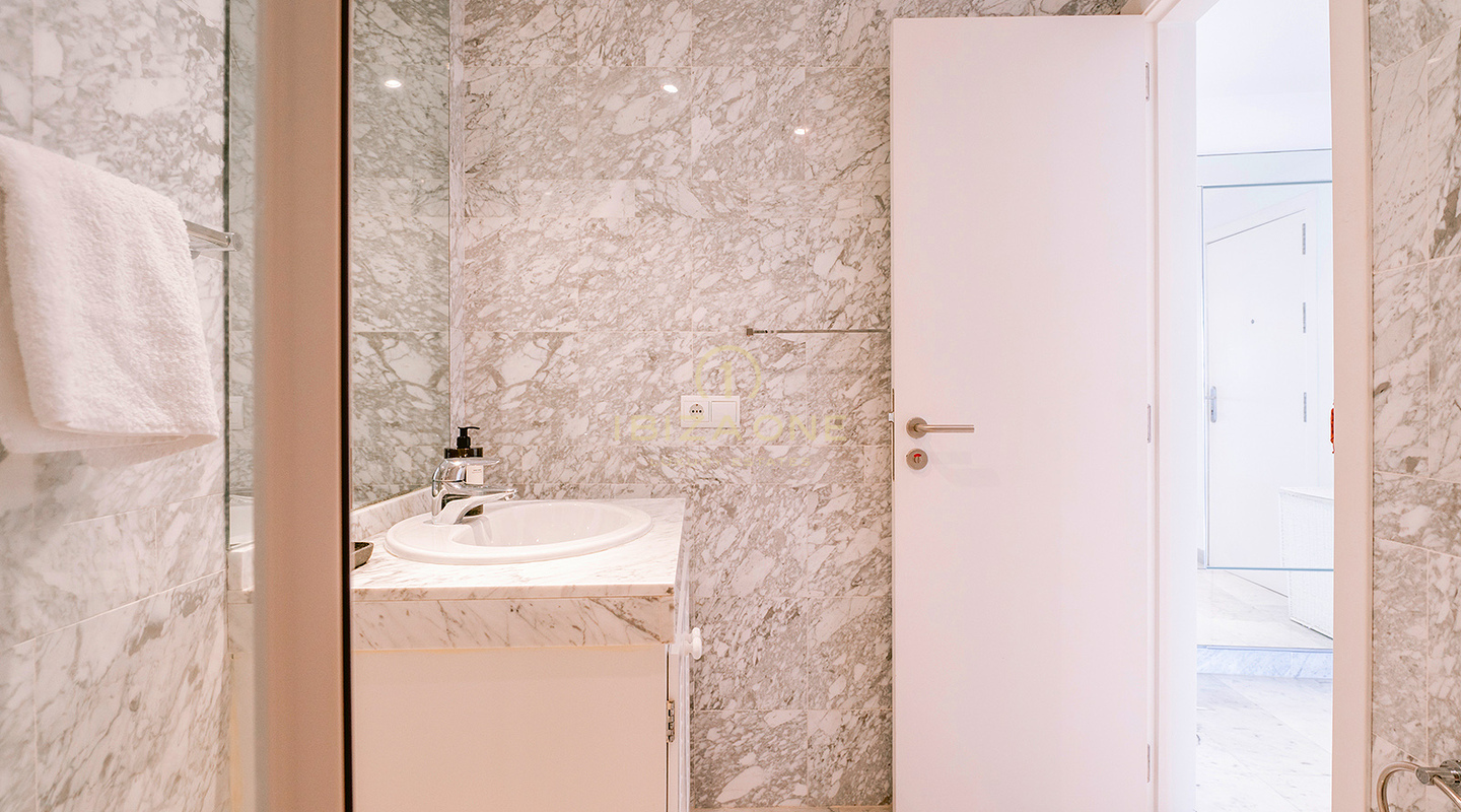 Mondern sea view apartment with luxurious finishes in Marina Botafoch for Sale, Ibiza
