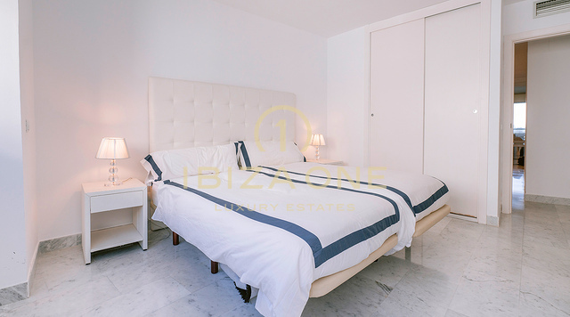 Modern appartement met zeezicht en luxe afwerking in Marina Botafoch te koop, Ibiza