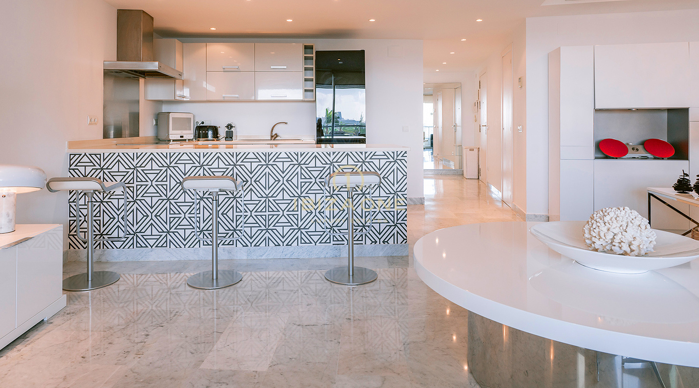 Appartement moderne avec vue sur la mer et finitions luxueuses à vendre à Marina Botafoch, Ibiza