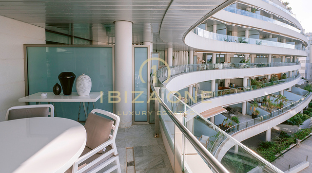 Mondern sea view apartment with luxurious finishes in Marina Botafoch for Sale, Ibiza