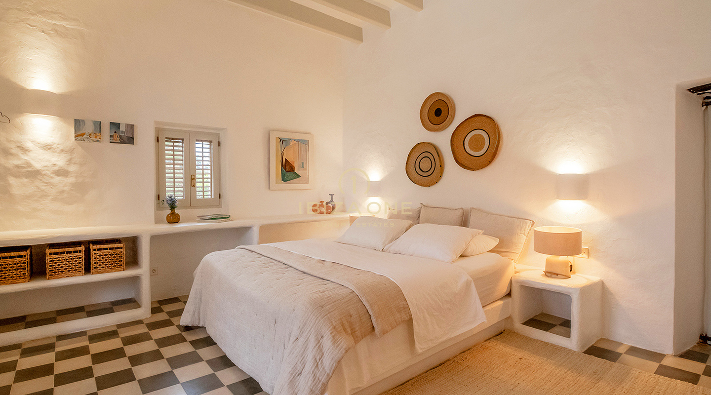 Finca ecológica de lujo de 500 años de antigüedad, renovada, con licencia de alquiler, en venta cerca de la ciudad de Ibiza, Ibiza.