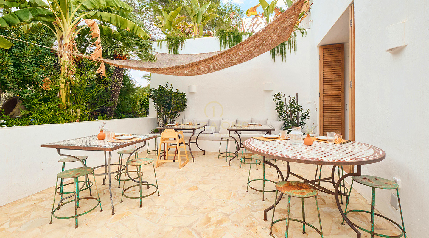 Finca eco-lusso ristrutturata di 500 anni con licenza di affitto in vendita vicino a Ibiza città, Ibiza