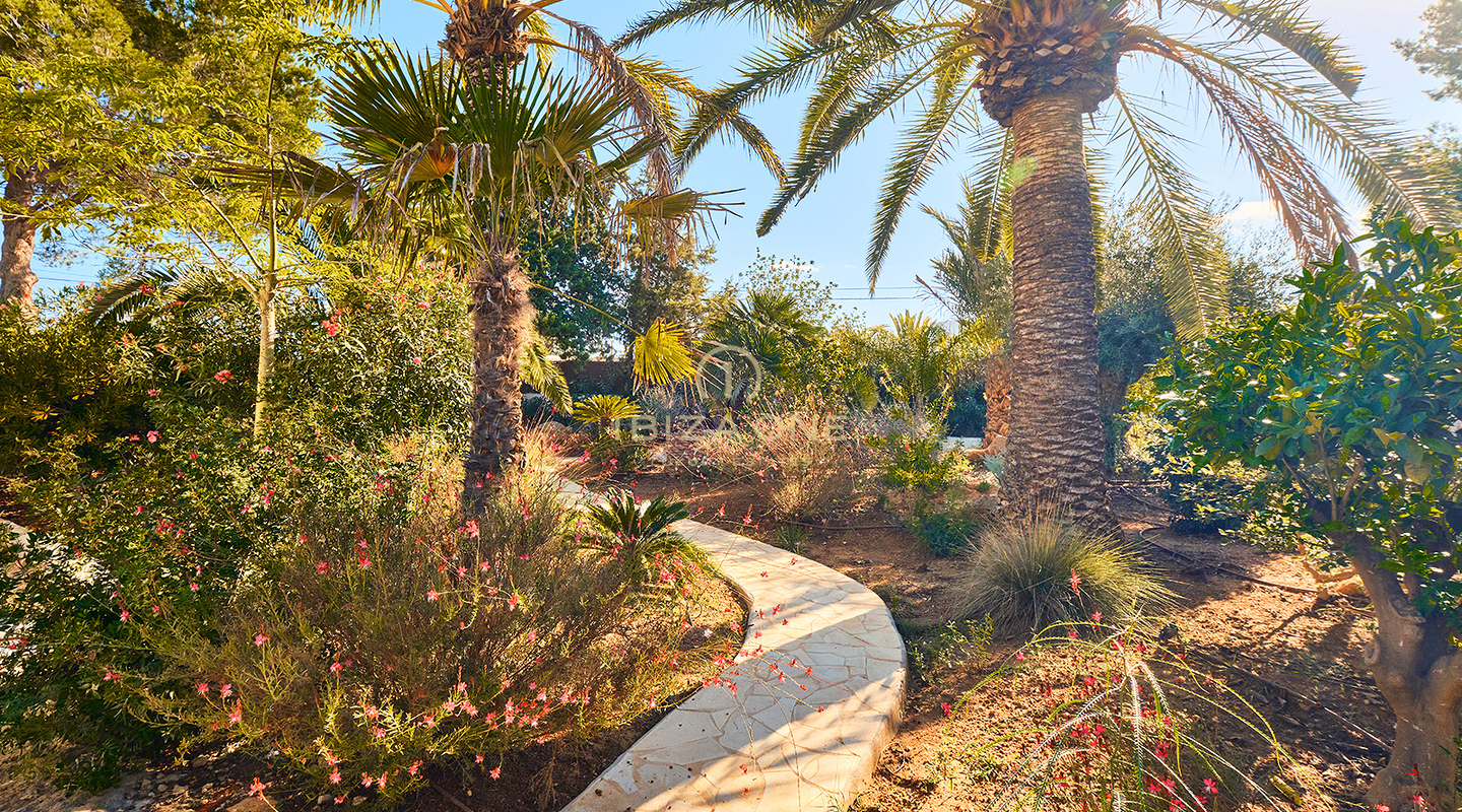Gerenoveerde, 500 jaar oude eco-luxe finca met verhuurvergunning te koop nabij Ibiza-stad, Ibiza