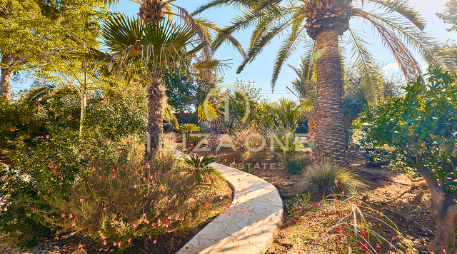 Finca ecológica de lujo de 500 años de antigüedad, renovada, con licencia de alquiler, en venta cerca de la ciudad de Ibiza, Ibiza.
