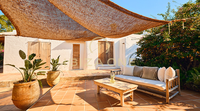 Finca ecológica de lujo de 500 años de antigüedad, renovada, con licencia de alquiler, en venta cerca de la ciudad de Ibiza, Ibiza.