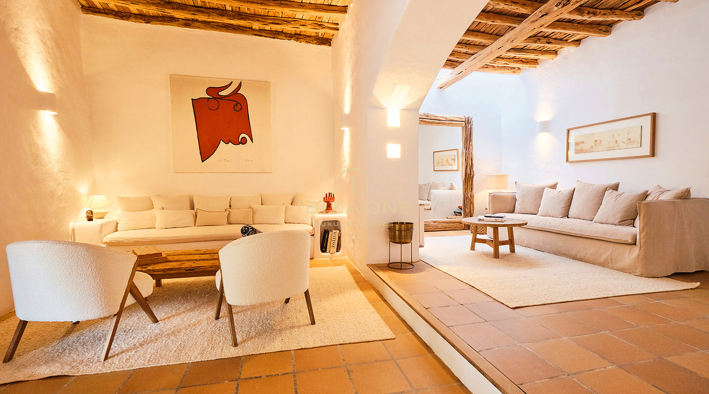 Gerenoveerde, 500 jaar oude eco-luxe finca met verhuurvergunning te koop nabij Ibiza-stad, Ibiza