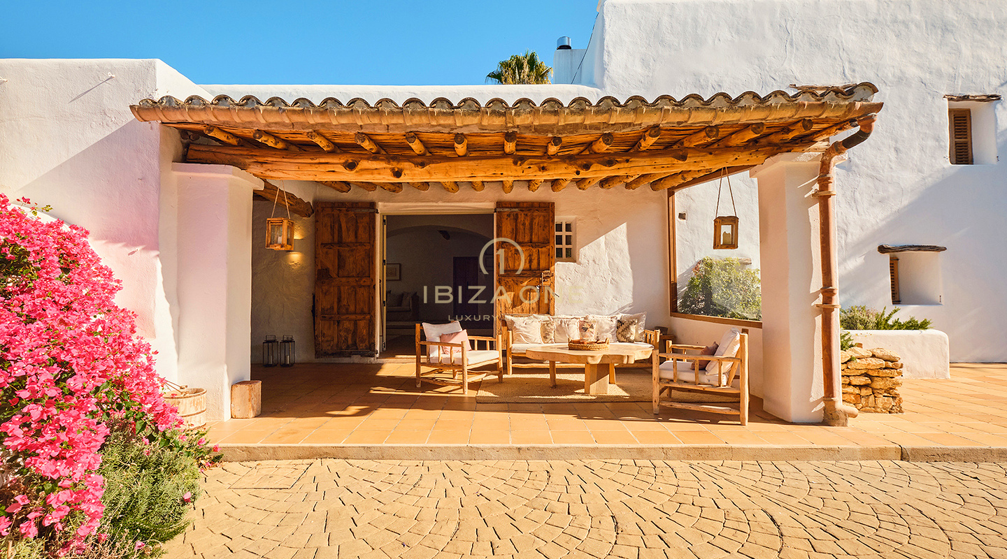 Gerenoveerde, 500 jaar oude eco-luxe finca met verhuurvergunning te koop nabij Ibiza-stad, Ibiza