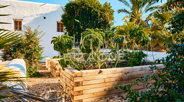 Finca eco-lusso ristrutturata di 500 anni con licenza di affitto in vendita vicino a Ibiza città, Ibiza