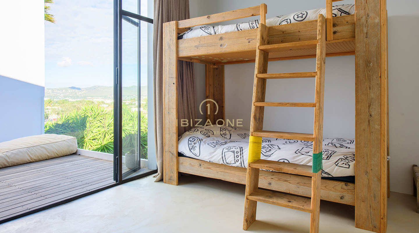Moderna y lujosa villa cerca de Cala Comte y Cala Bassa con licencia turística en venta, Ibiza