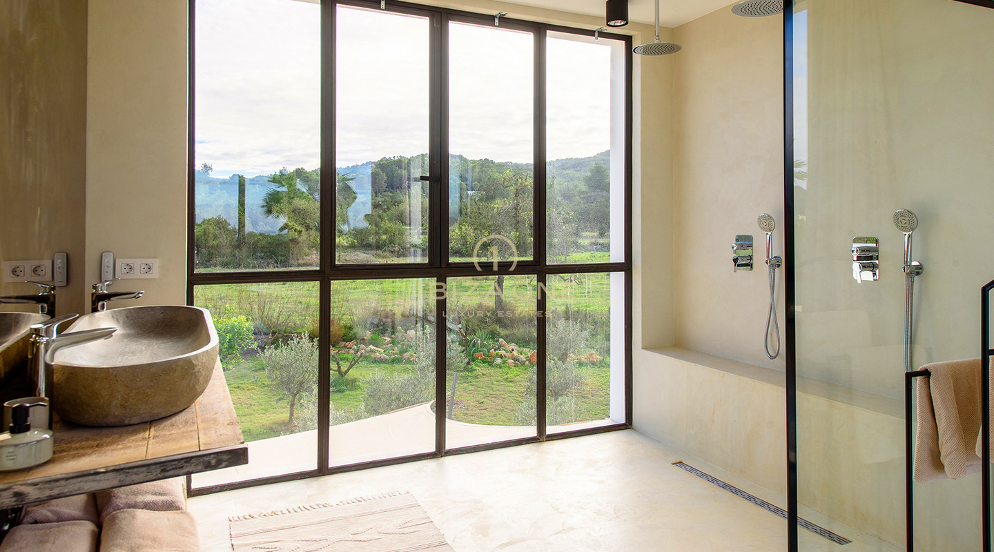 Moderna y lujosa villa cerca de Cala Comte y Cala Bassa con licencia turística en venta, Ibiza