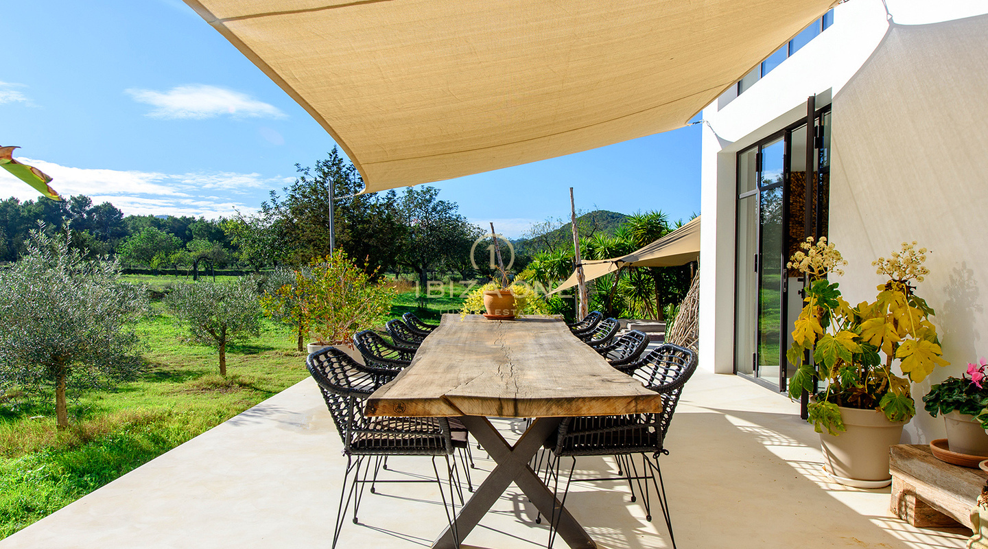 Moderna e lussuosa villa vicino a Cala Comte e Cala Bassa con licenza turistica in vendita, Ibiza