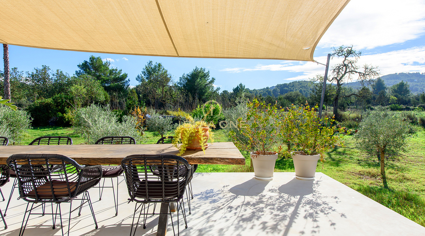Moderna y lujosa villa cerca de Cala Comte y Cala Bassa con licencia turística en venta, Ibiza