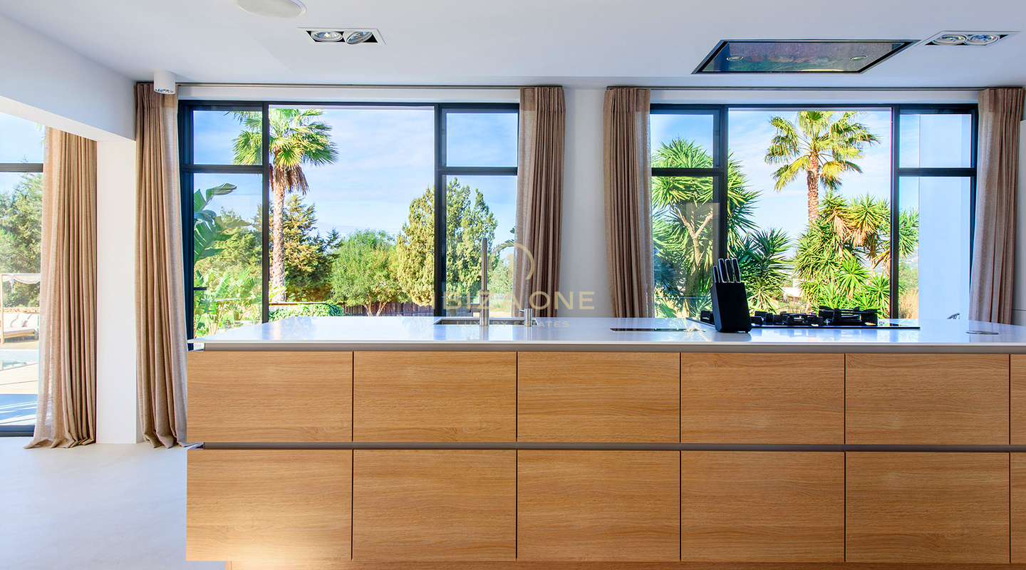 Moderna y lujosa villa cerca de Cala Comte y Cala Bassa con licencia turística en venta, Ibiza
