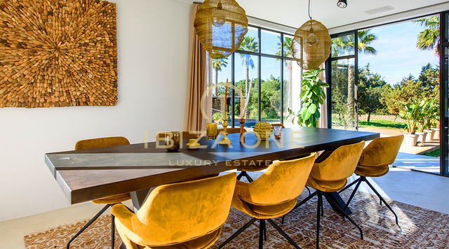 Moderne und luxuriöse Villa in der Nähe von Cala Comte und Cala Bassa mit touristischer Lizenz zu verkaufen, Ibiza