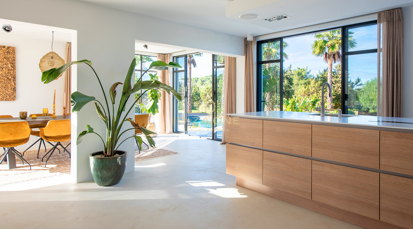 Moderna y lujosa villa cerca de Cala Comte y Cala Bassa con licencia turística en venta, Ibiza