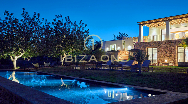 Bezaubernde luxuriöse Blakstad-Villa nah an dem charmanten Dorf Santa Gertrudis zu verkaufen, Ibiza – Südausgerichtet mit weitem Blick zum Meer, Formentera und D´alt Vila
