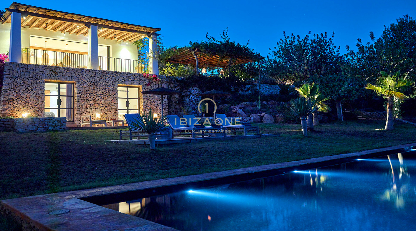 Incantevole villa di lusso a Blakstad nel grazioso villaggio di Santa Gertrudis in vendita - Vicino alla rinomata scuola internazionale Morna, Ibiza