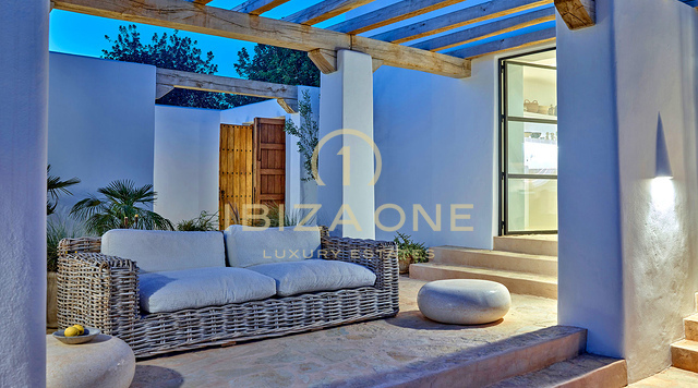 Incantevole villa di lusso a Blakstad nel grazioso villaggio di Santa Gertrudis in vendita - Vicino alla rinomata scuola internazionale Morna, Ibiza