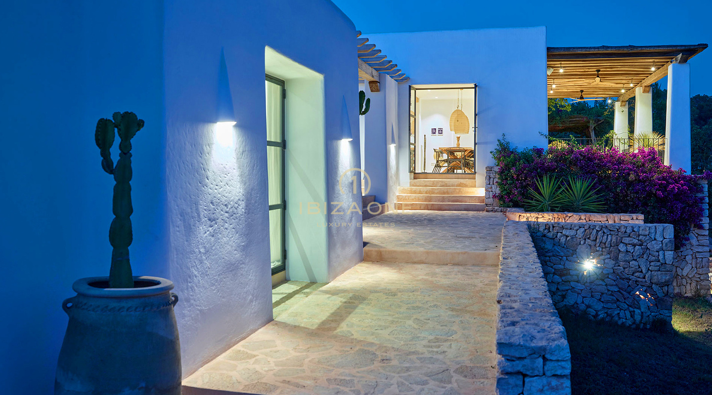 Betoverende luxe Blakstad villa in het charmante dorpje Santa Gertrudis te koop - Dichtbij de beroemde Morna International School, Ibiza