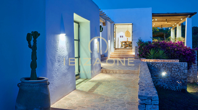 Bezaubernde luxuriöse Blakstad-Villa nah an dem charmanten Dorf Santa Gertrudis zu verkaufen, Ibiza – Südausgerichtet mit weitem Blick zum Meer, Formentera und D´alt Vila