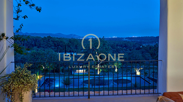 Bezaubernde luxuriöse Blakstad-Villa nah an dem charmanten Dorf Santa Gertrudis zu verkaufen, Ibiza – Südausgerichtet mit weitem Blick zum Meer, Formentera und D´alt Vila