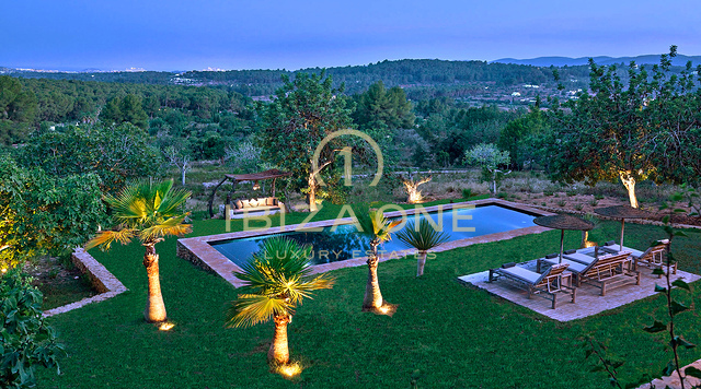 Betoverende luxe Blakstad villa in het charmante dorpje Santa Gertrudis te koop - Dichtbij de beroemde Morna International School, Ibiza